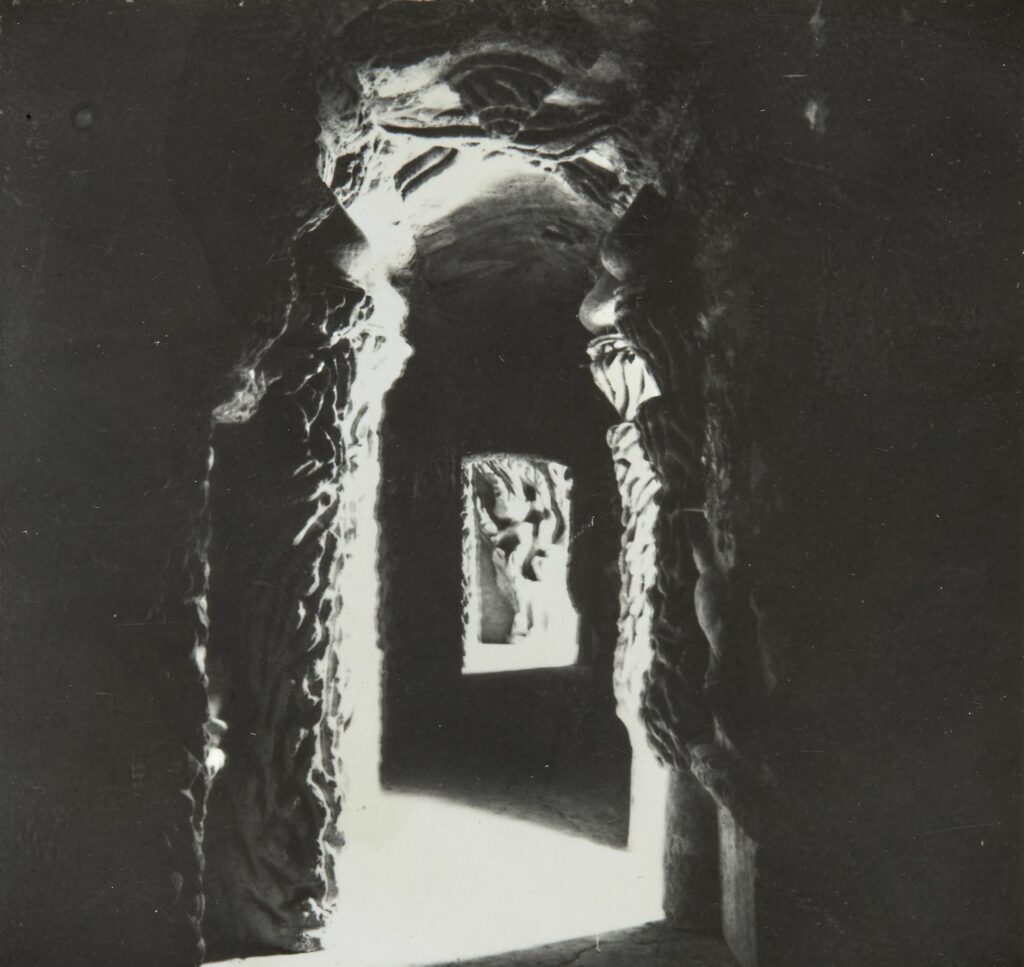 Dora Maar. Palais idéal du facteur Cheval, 1937