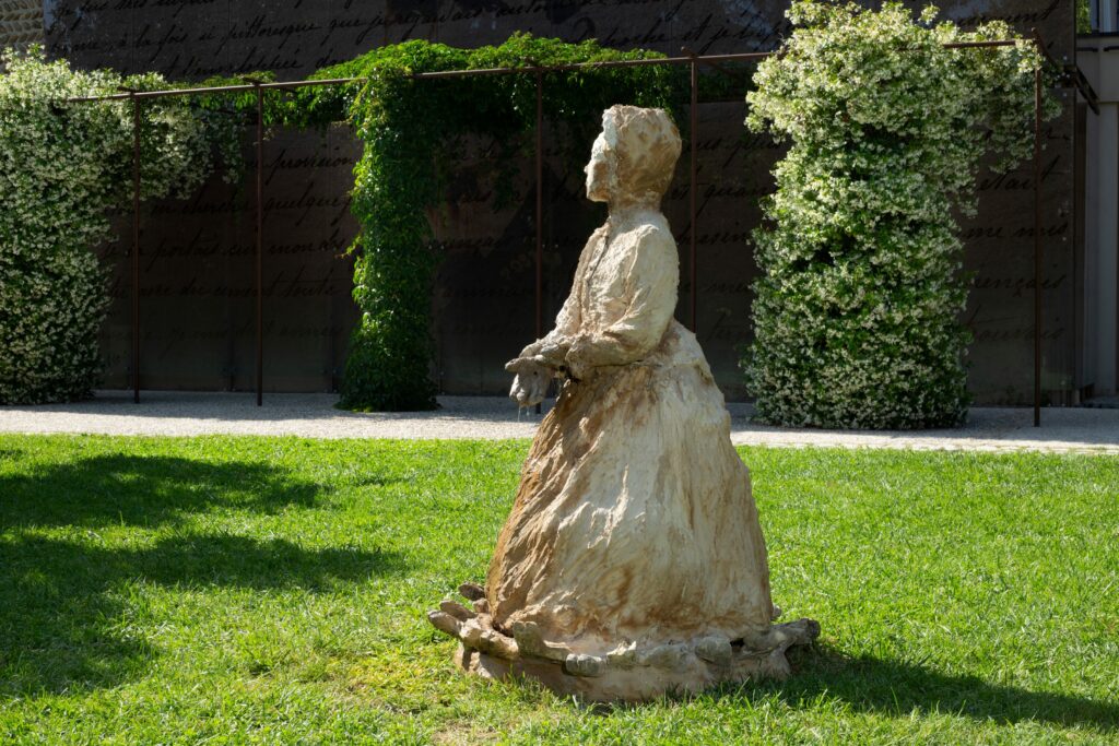 Claire Tabouret, Philomène, 2024 au Palais idéal du facteur Cheval