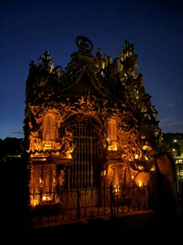 Tombeau du facteur cheval la nuit