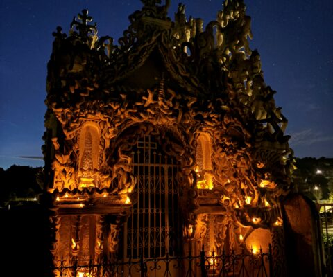 Tombeau du facteur cheval la nuit